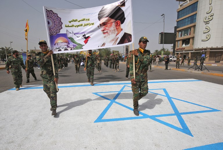 مقاتلون شيعة خلال مسيرة بمناسبة 